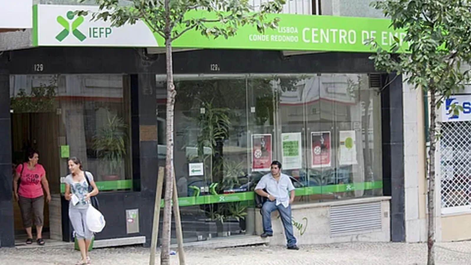 Desemprego cai para mínimos de 15 anos no segundo trimestre. Dívidas baixam para perto do rendimento anual