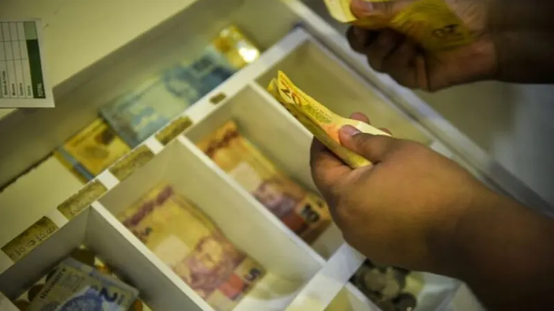Endividamento das famílias bate 6º recorde seguido e chega a 82% em julho, diz CNC
