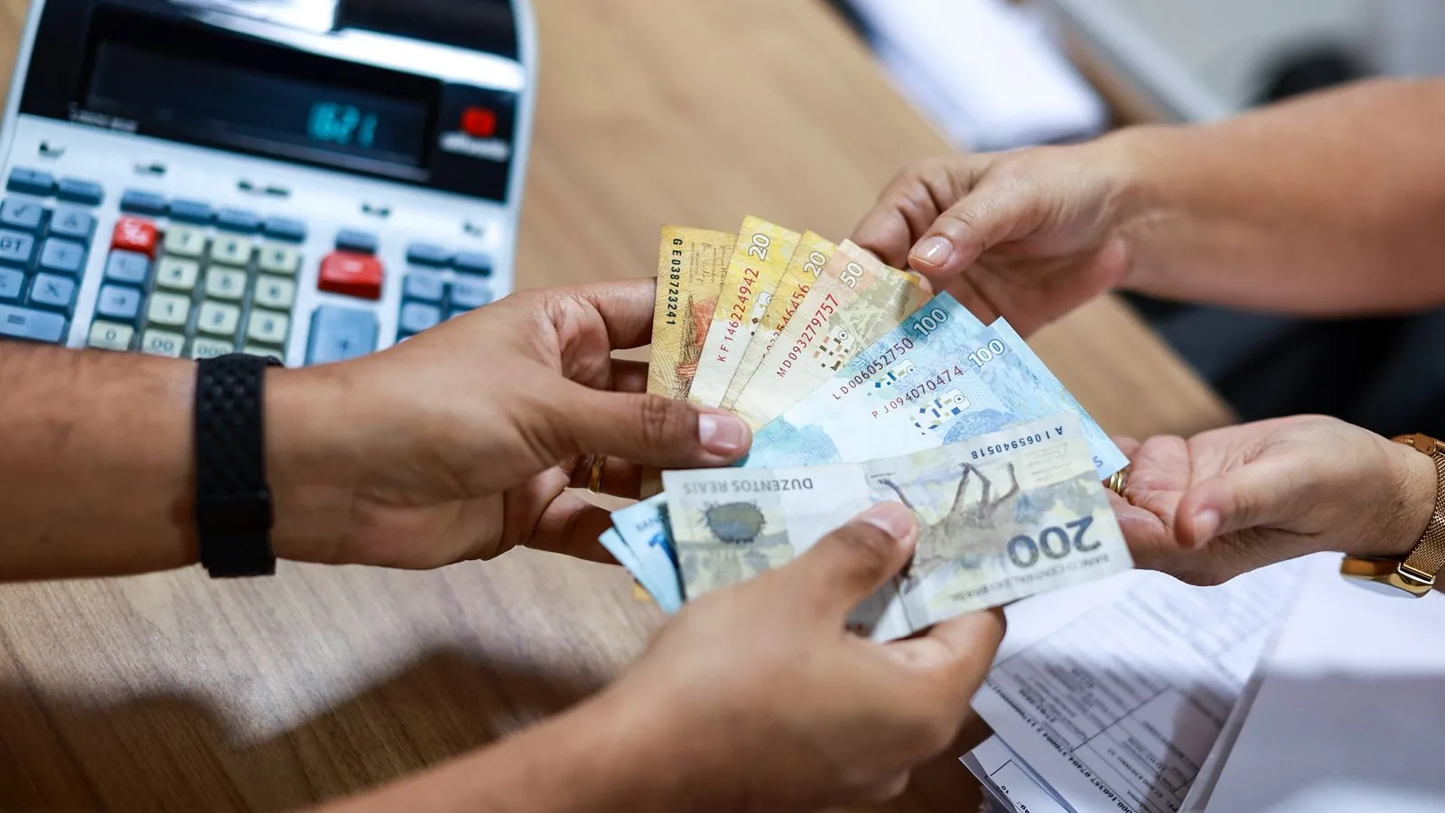Endividamento cresce e atinge 82% das famílias, diz CNC