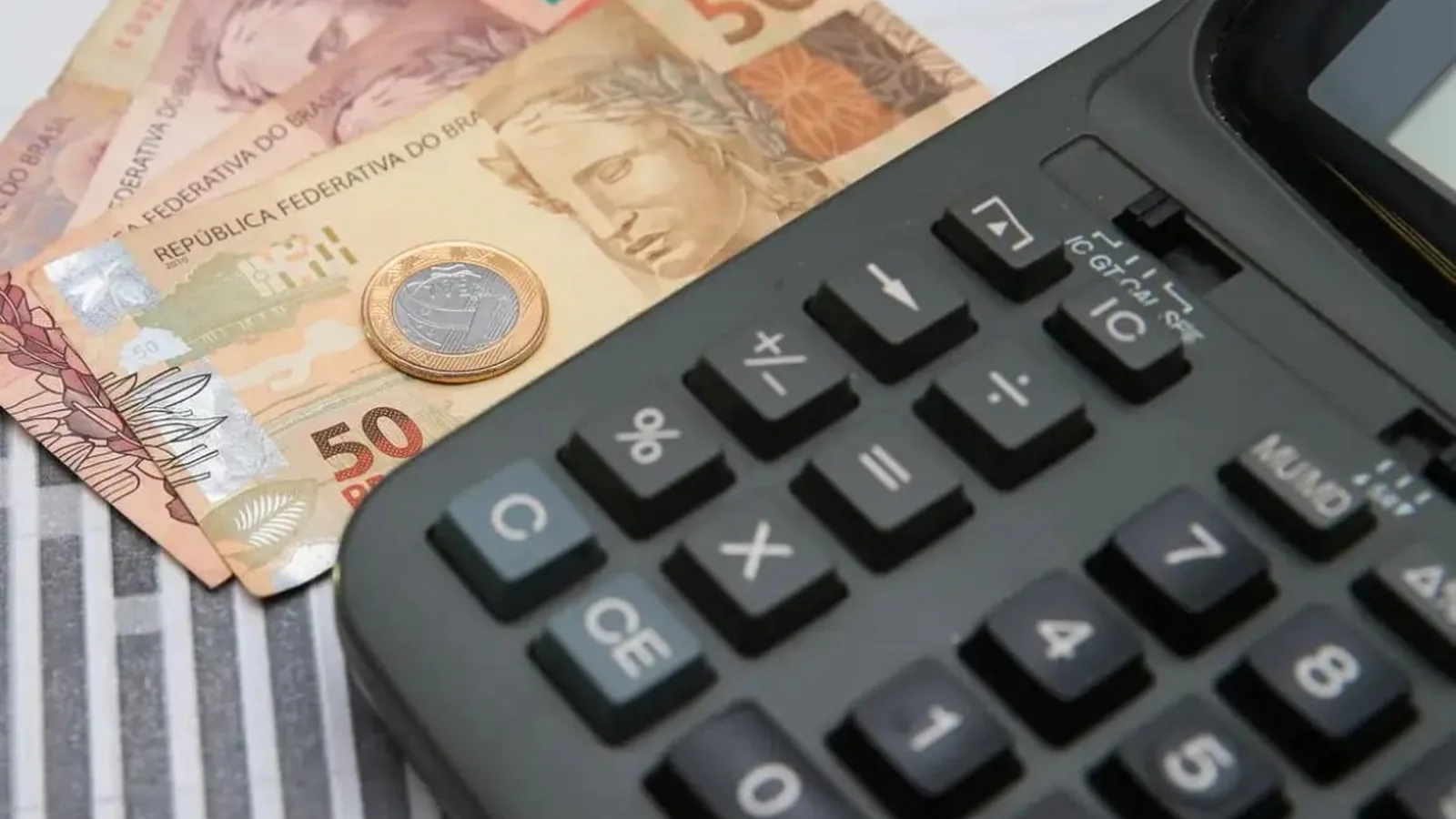 Famílias endividadas e juros altos pressionam economia brasileira