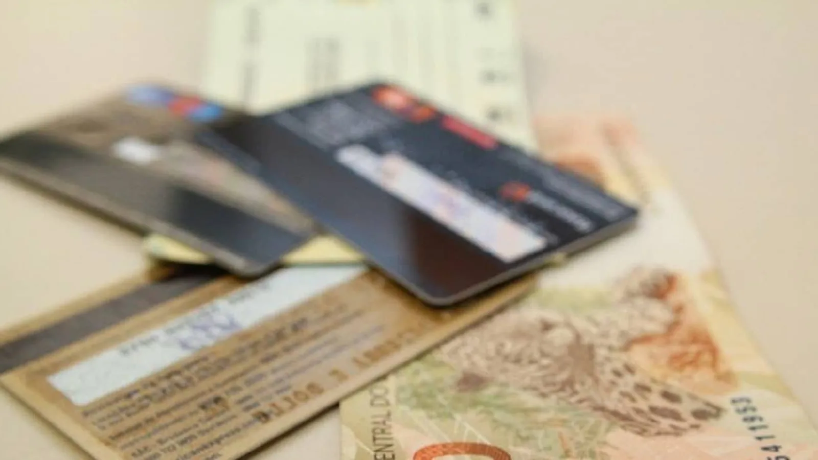 Famílias de Cuiabá reduzem nível de endividamento, mas 208 mil seguem devendo