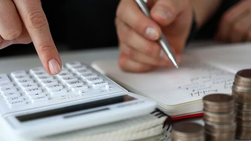 Inadimplência atinge 83,9 milhões de pessoas e quitar dívidas é prioridade para brasileiros no segundo semestre, revela Serasa