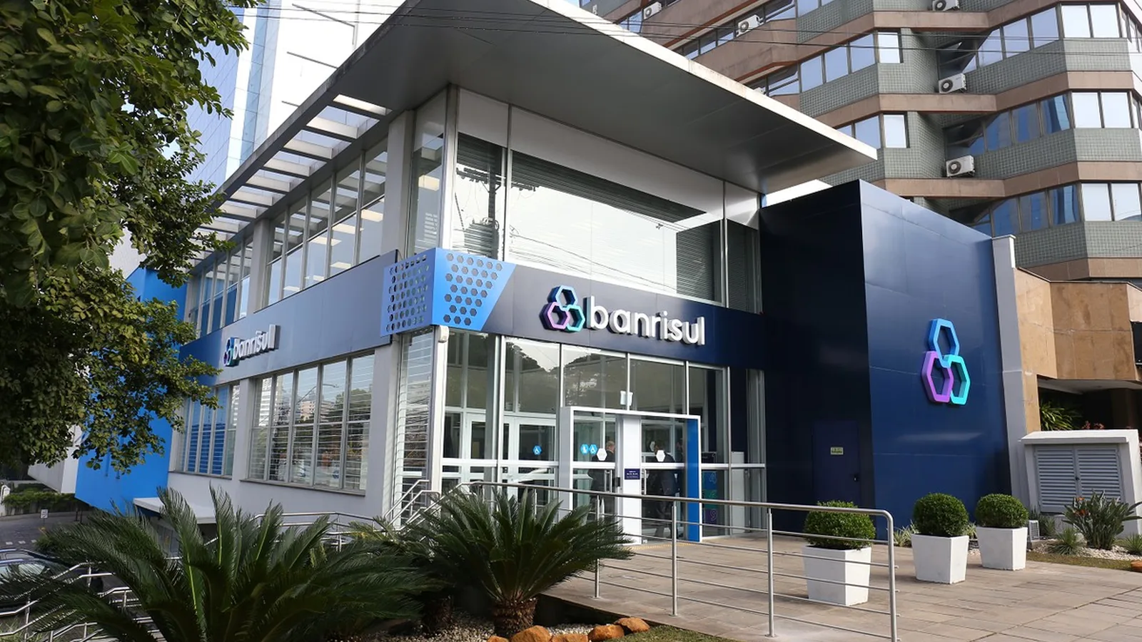Banrisul lucra R$ 325,4 milhões no 2º trimestre, queda anual de 13,9%