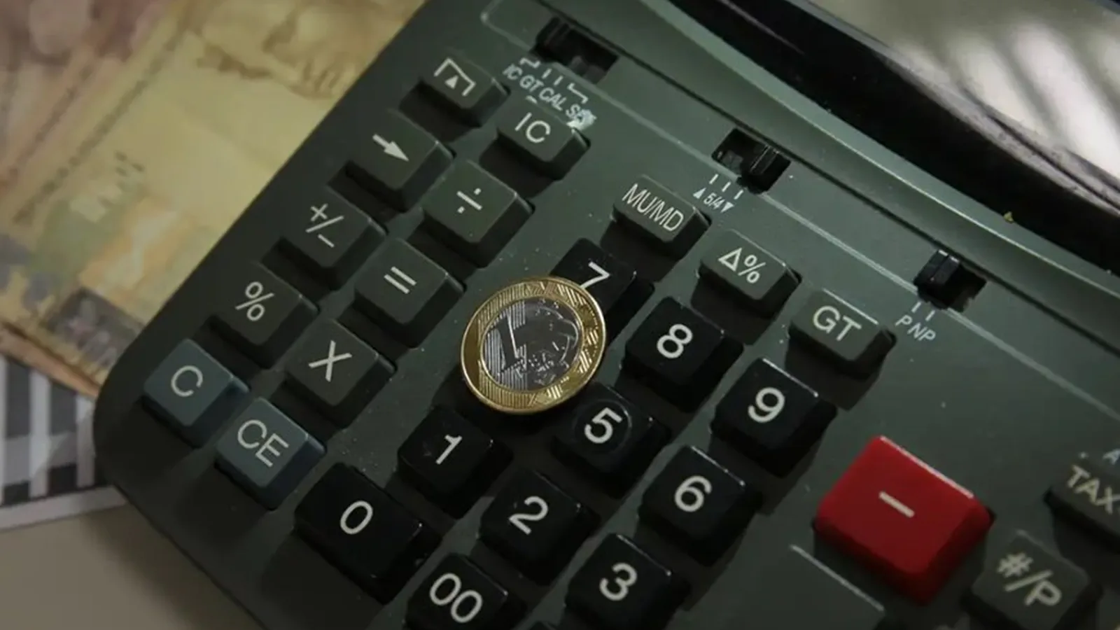 53% dos trabalhadores chegam ao fim do mês sem dinheiro para pagar as contas, aponta Serasa