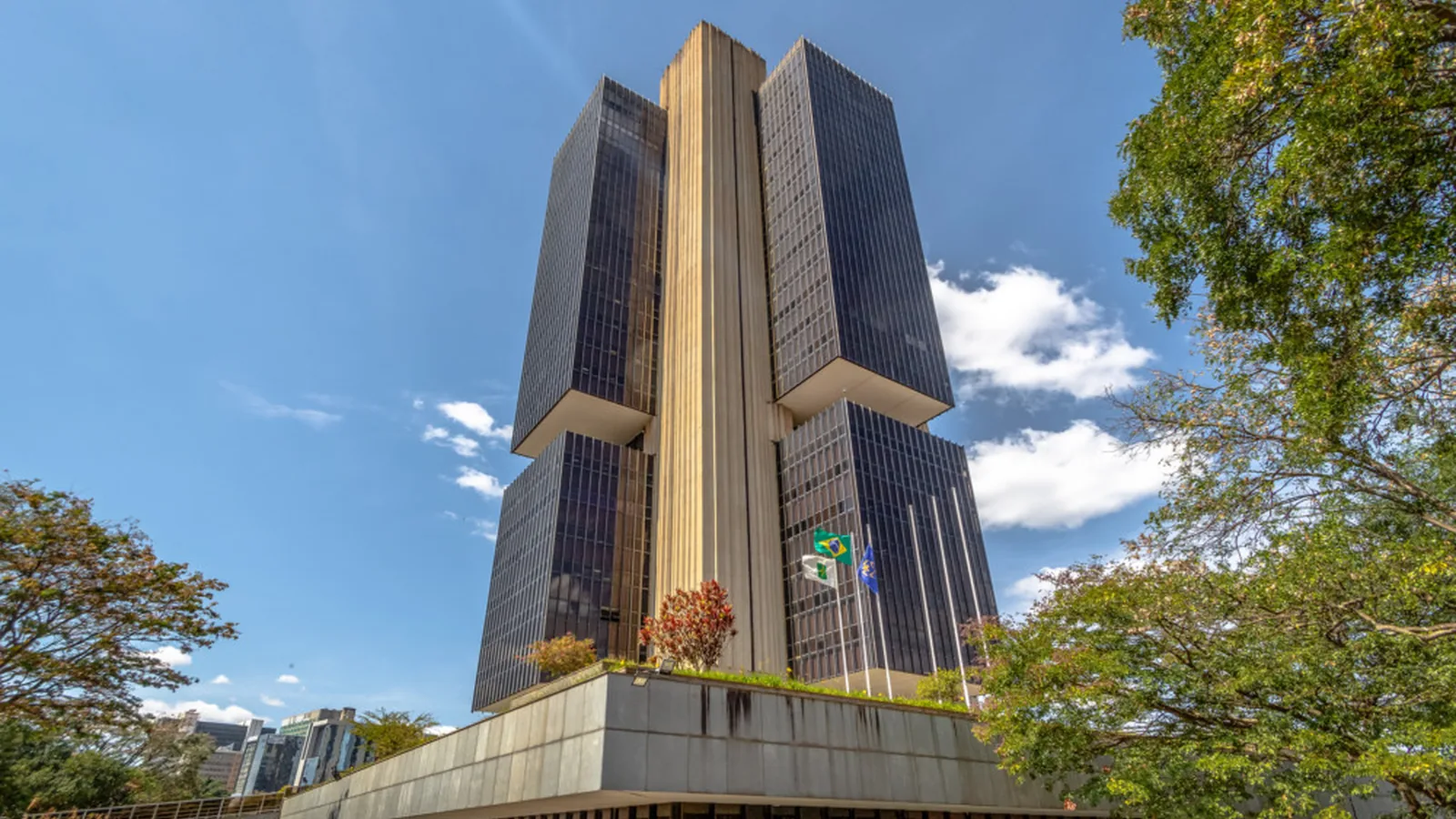 Bancos negociam ajuste no teto de 12% do crédito imobiliário com Selic a 14%