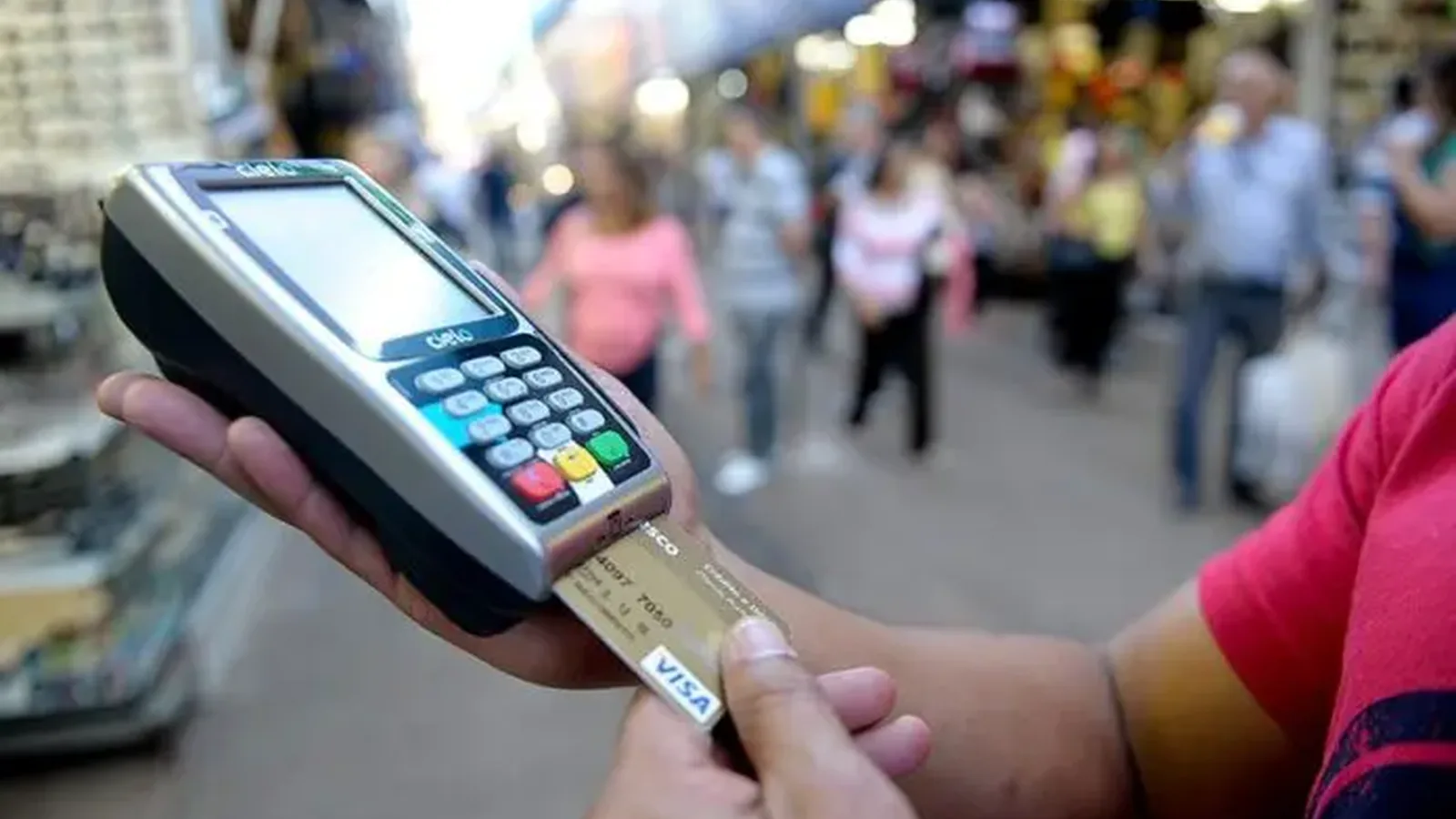 Incerteza no mercado de trabalho e inadimplência reduzem consumo