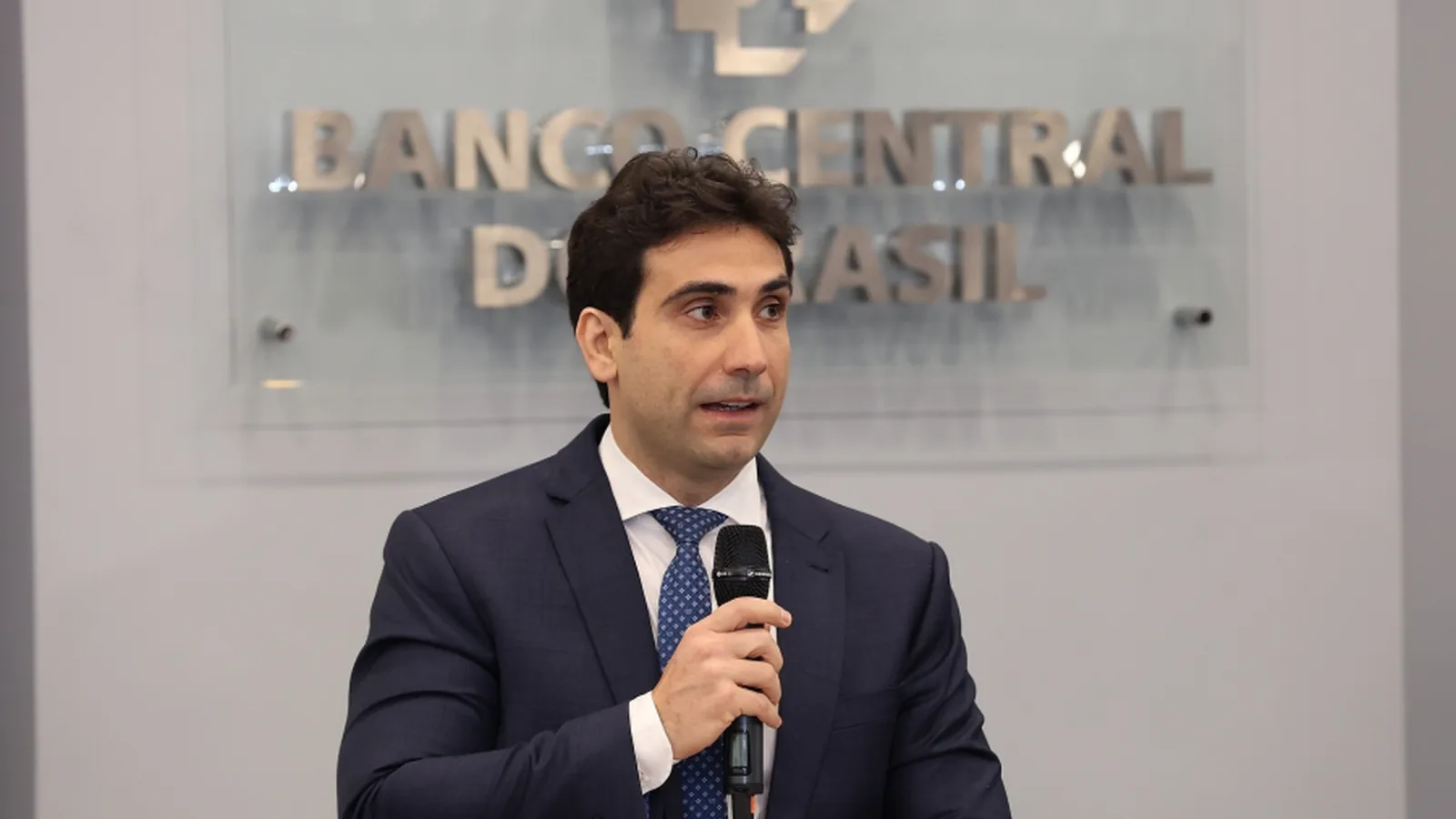 Mais da metade dos brasileiros que usam cartão de crédito estão endividados, alerta presidente do Banco Central