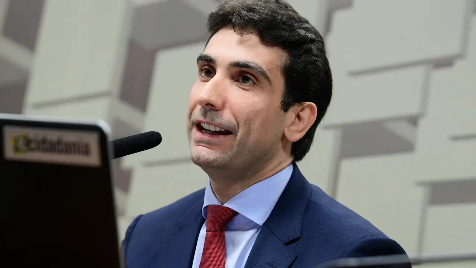 Galípolo defende medidas para conter riscos com endividamento das famílias