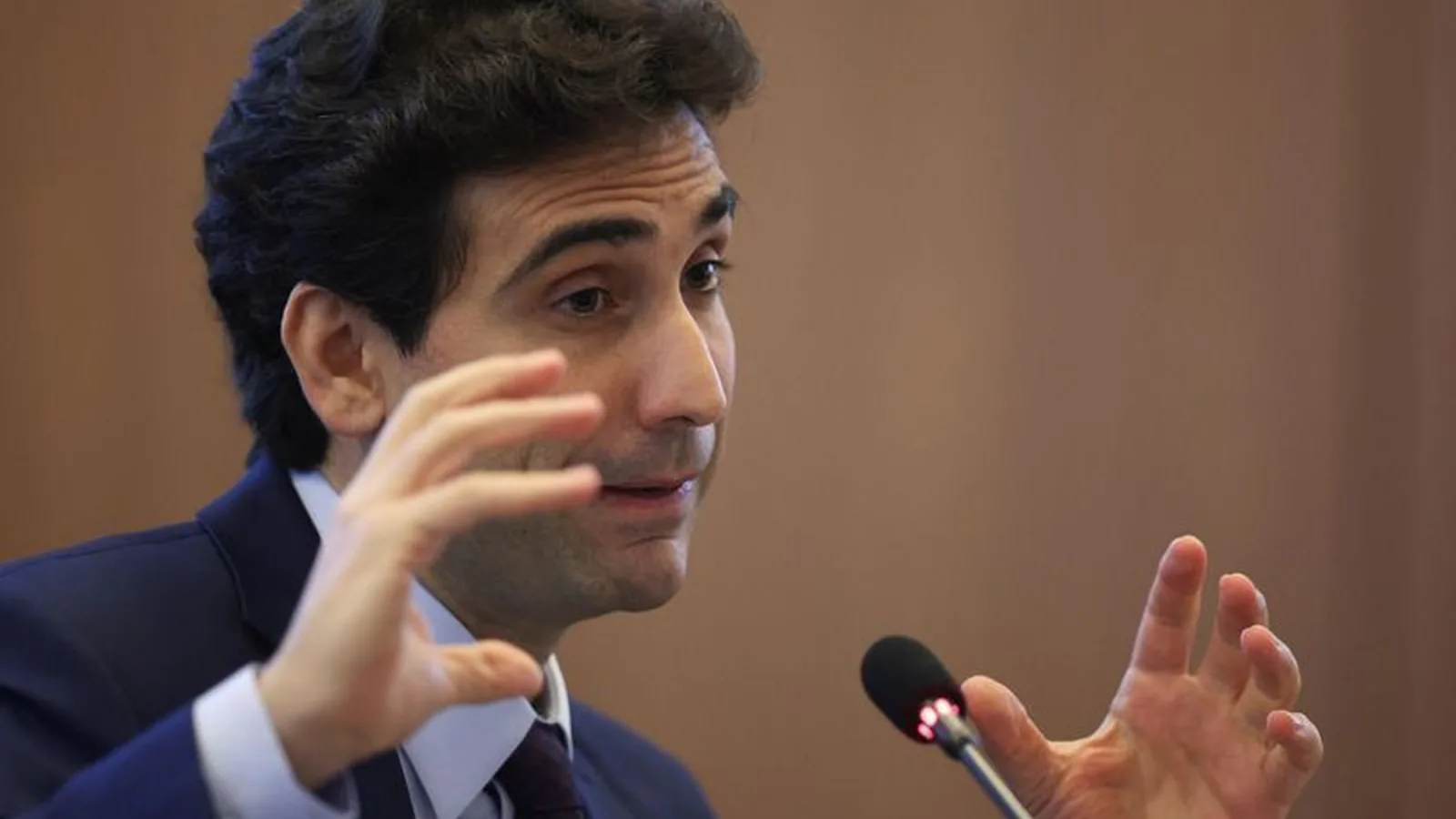 Galípolo: Não dá para comemorar alta do crédito e reclamar de endividamento