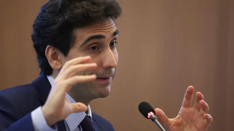 Galípolo: Não dá para comemorar alta do crédito e reclamar de endividamento