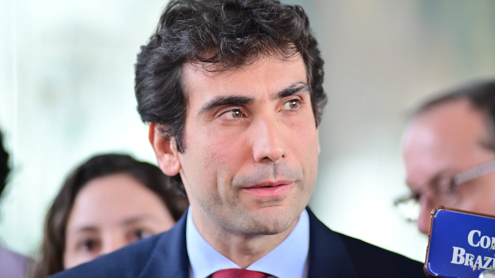 Galípolo vê risco em crédito caro usado para despesas fixas e alerta para endividamento das famílias