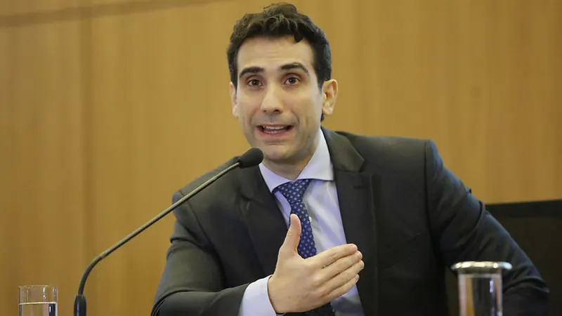 Galípolo diz que não dá para comemorar crédito maior e reclamar do endividamento