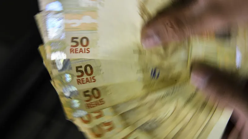 Projeto cria regras para proteger trabalhadores contra superendividamento e assédio financeiro