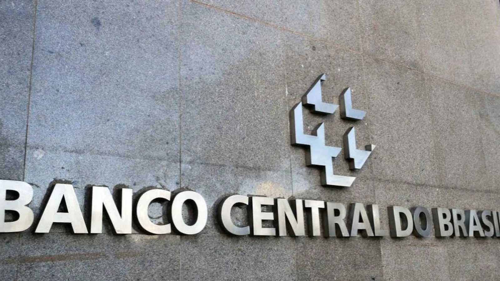 Banco Central prepara medidas após dívida das famílias encostar em recorde