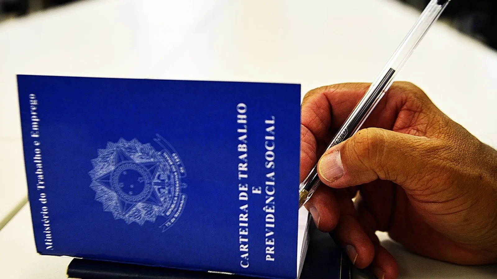 Taxa de desemprego no Brasil cai para 5,3%, menor da história