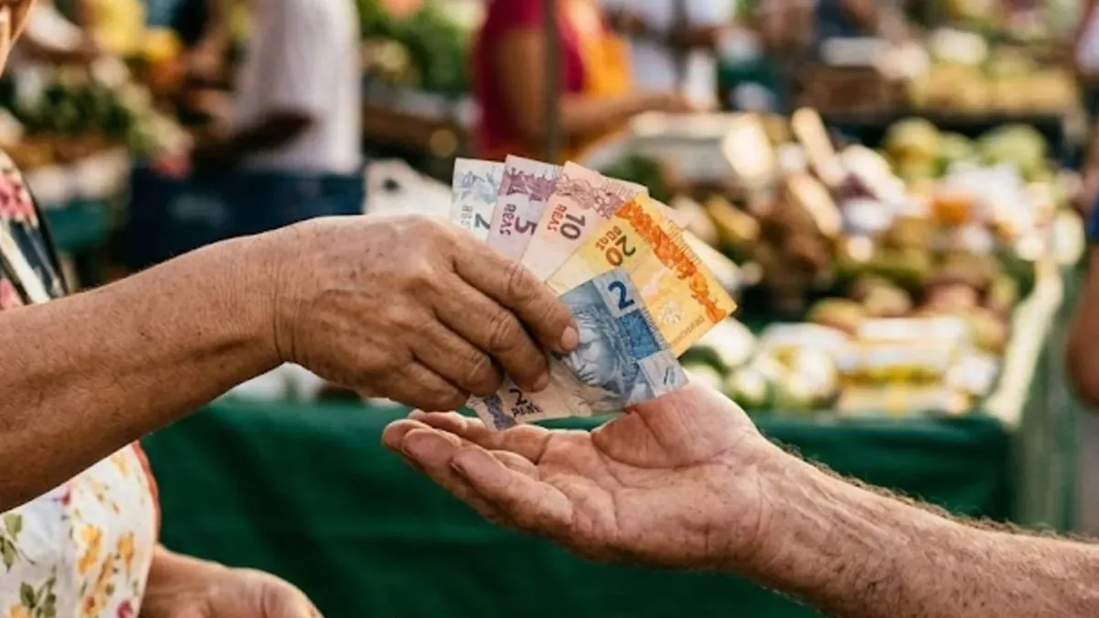 Dívidas das famílias de baixa renda ameaçam travar o consumo brasileiro em 2027