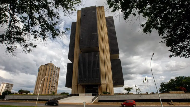 Famílias brasileiras batem recorde de contas atrasadas em julho, diz Banco Central