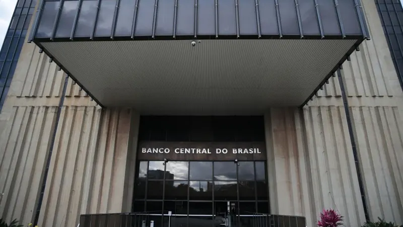 Inadimplência das famílias sobe e bate recorde em julho, diz Banco Central