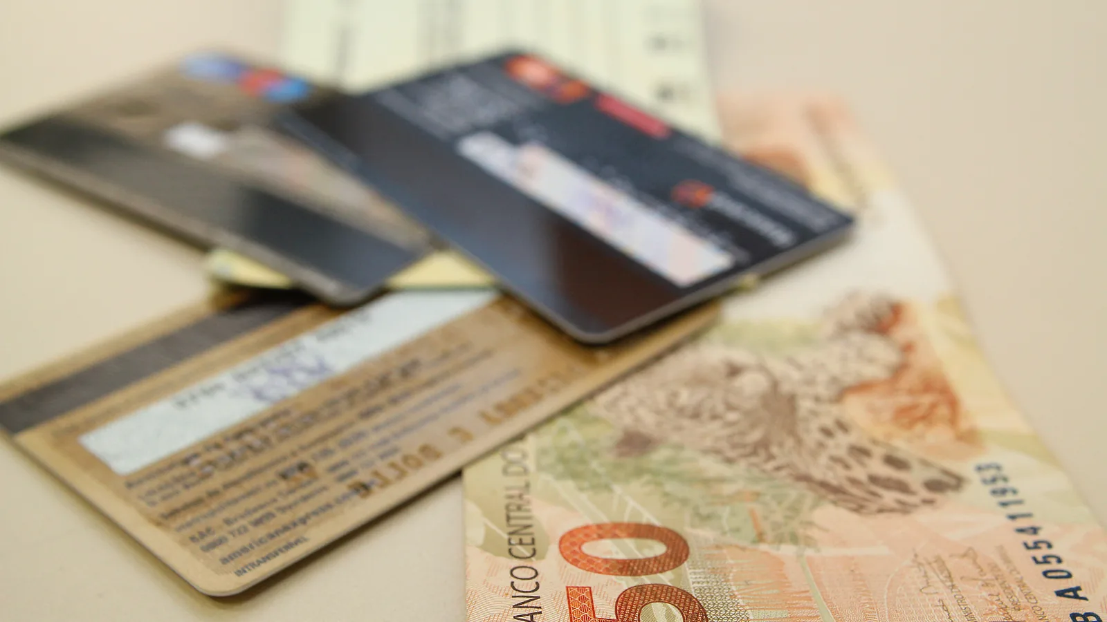Comprometimento da renda das famílias com dívidas bate recorde e chega a 28,9%