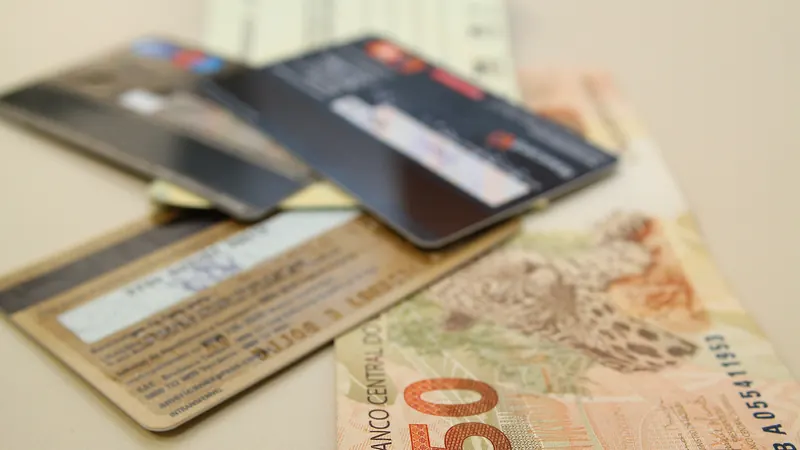 Comprometimento da renda das famílias com dívidas bate recorde e chega a 28,9%