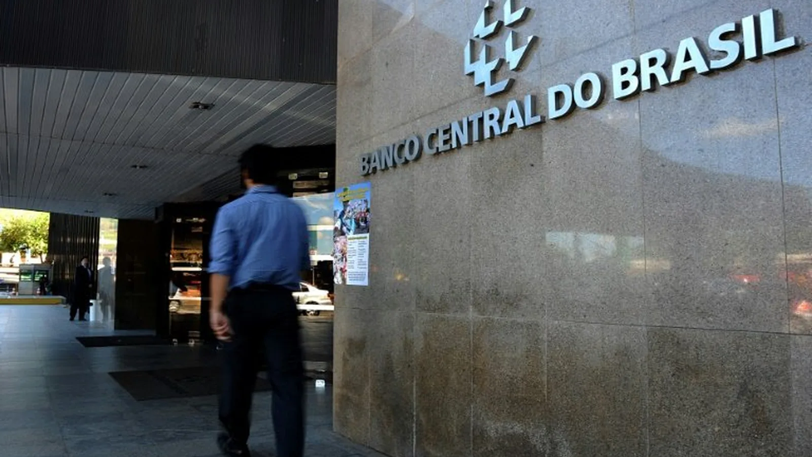 Bancos sob pressão: crédito atinge R$ 7,4 tri com alta da inadimplência
