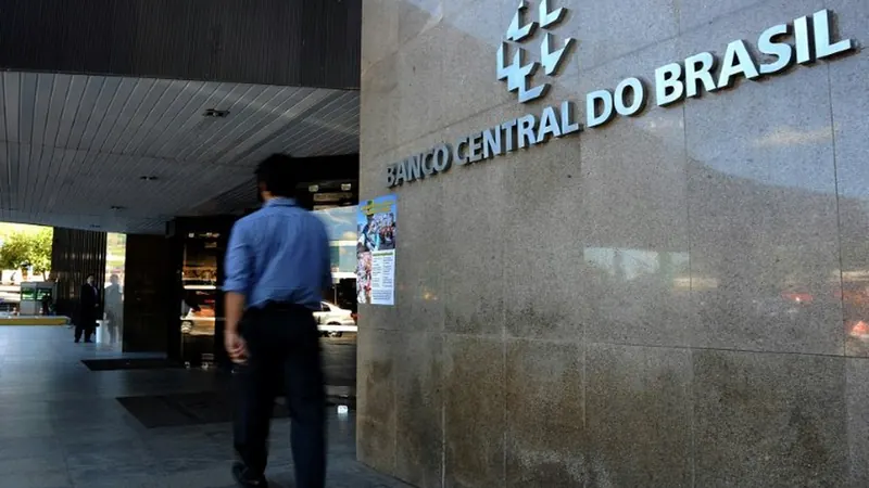 Bancos sob pressão: crédito atinge R$ 7,4 tri com alta da inadimplência