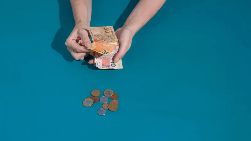 Inadimplência no crédito livre atinge recorde, e atraso de famílias chega a 7,8%, diz BC