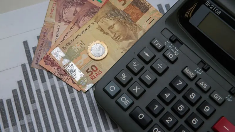 Inadimplência bate recorde histórico enquanto bancos ainda cobram quase 50% ao ano no crédito livre