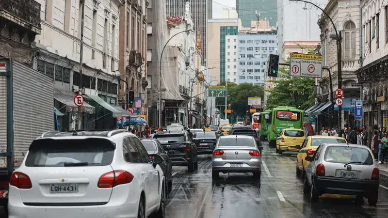 Enquanto facilita financiamento para motoristas, Governo se preocupa com aumento de dívidas