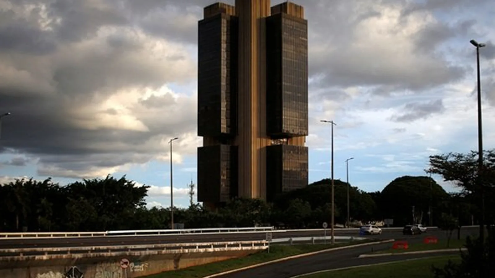 Juro do rotativo cai, mas distorção no repasse do BC permanece; entenda