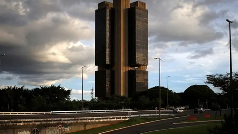 Juro do rotativo cai, mas distorção no repasse do BC permanece; entenda