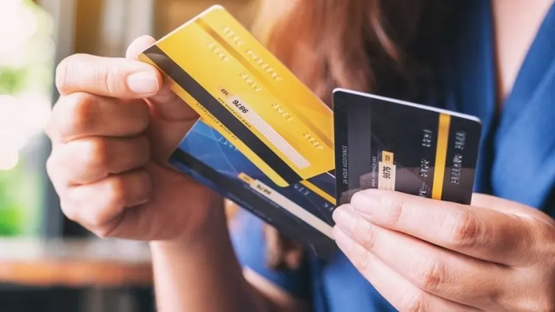 Endividamento batendo no teto muda o comportamento do consumidor, que evita comprar à crédito mesmo com limites aprovados