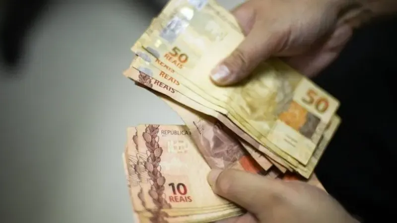 Com 81% das famílias endividadas, inadimplência já afeta 3 em cada 10 brasileiros