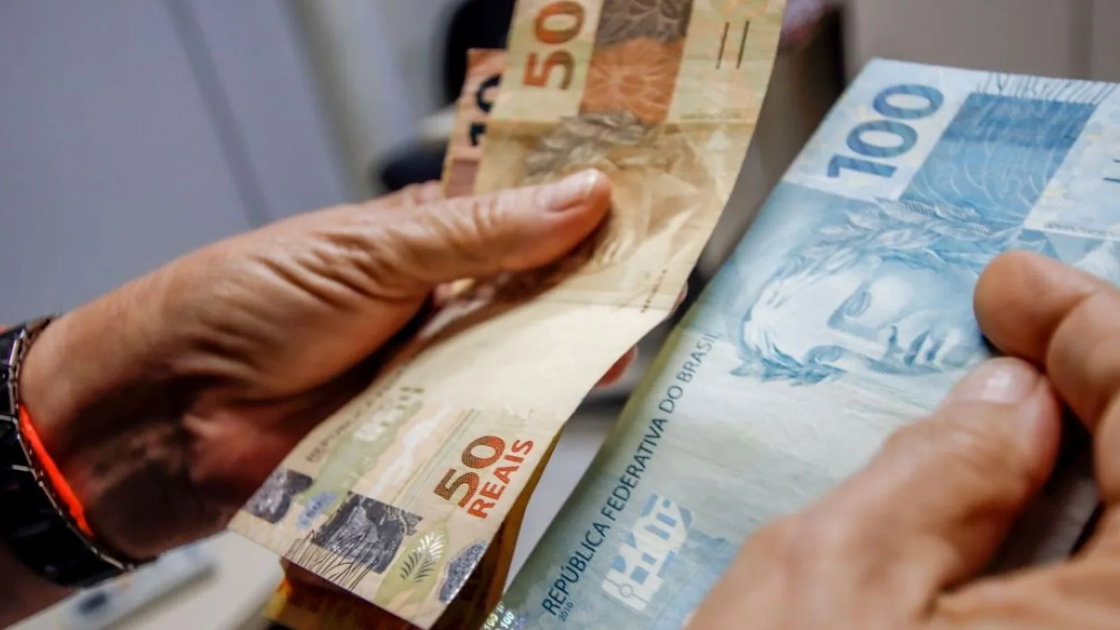 PIB do Brasil desacelera e cresce 0,5% no segundo trimestre; consumo recua sob juros altos