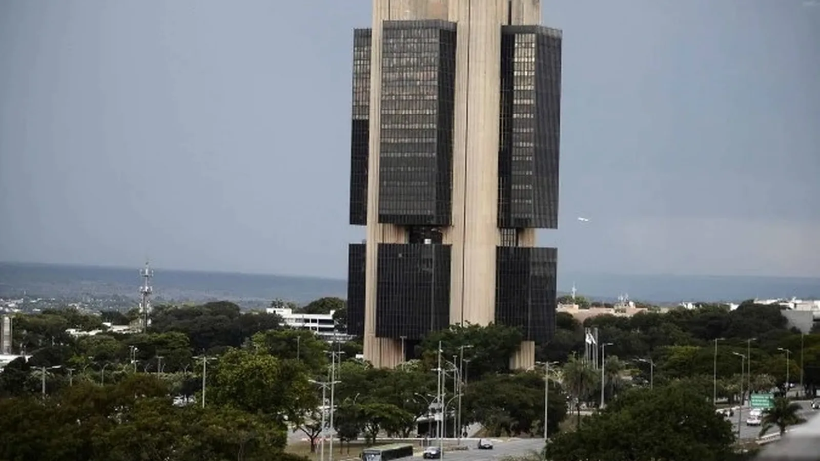 Endividamento pressiona famílias e empresas e eleva riscos para o crédito, diz BC
