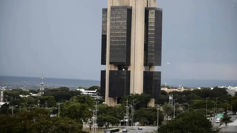 Endividamento pressiona famílias e empresas e eleva riscos para o crédito, diz BC