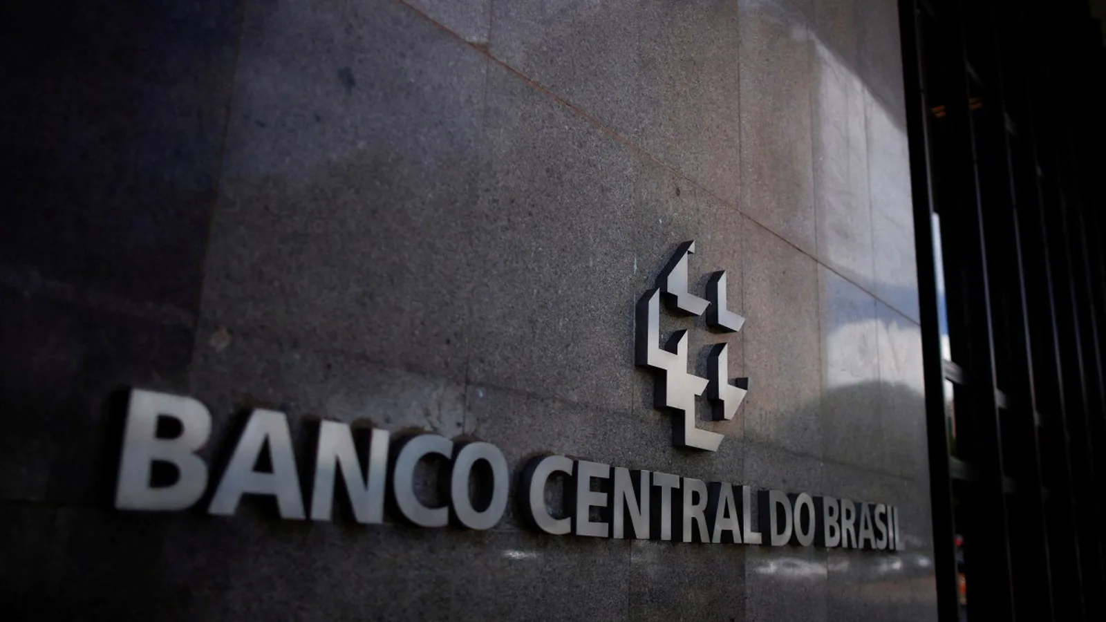 BC prepara exigências para bancos diante da disparada no endividamento das famílias
