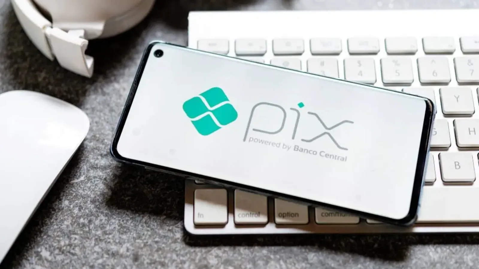 Novas regras do PIX permitem anexar documentos para combate a golpes e proíbem links em comprovantes