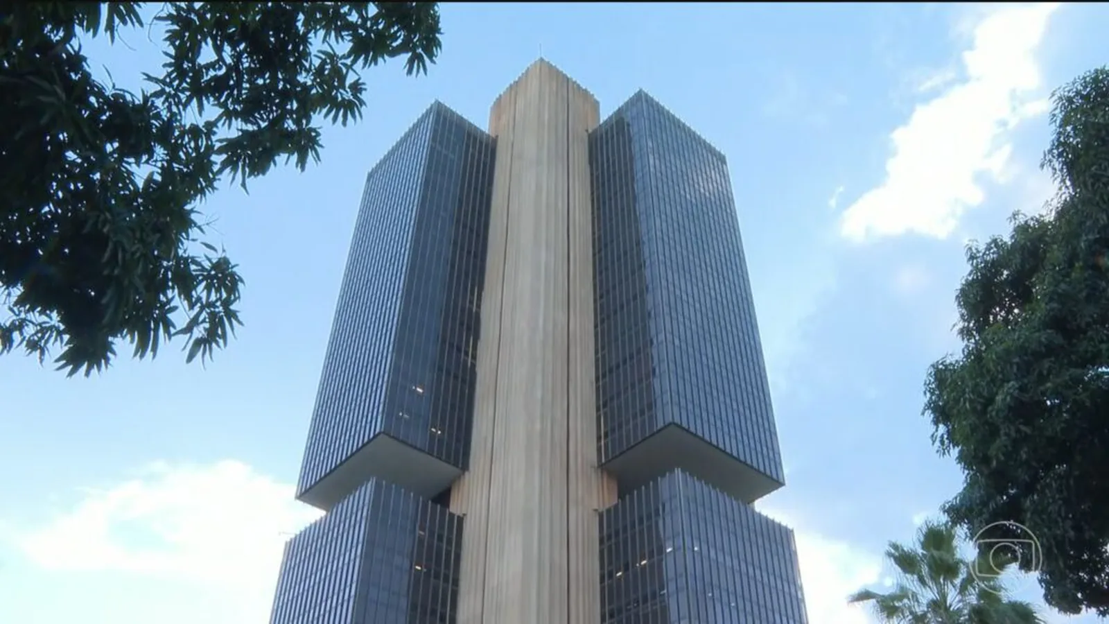 BC diz que endividamento ainda pressiona empresas e famílias e prepara medidas