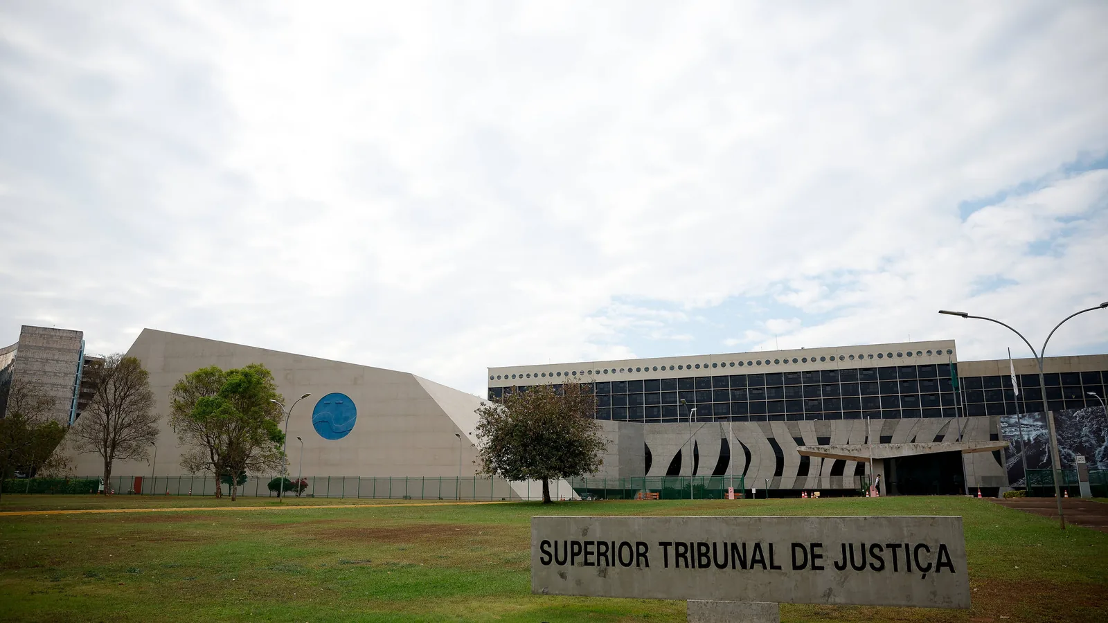 Que imposto é esse: STJ paralisa ações e vai discutir abuso em cartão do consignado e dano moral presumido