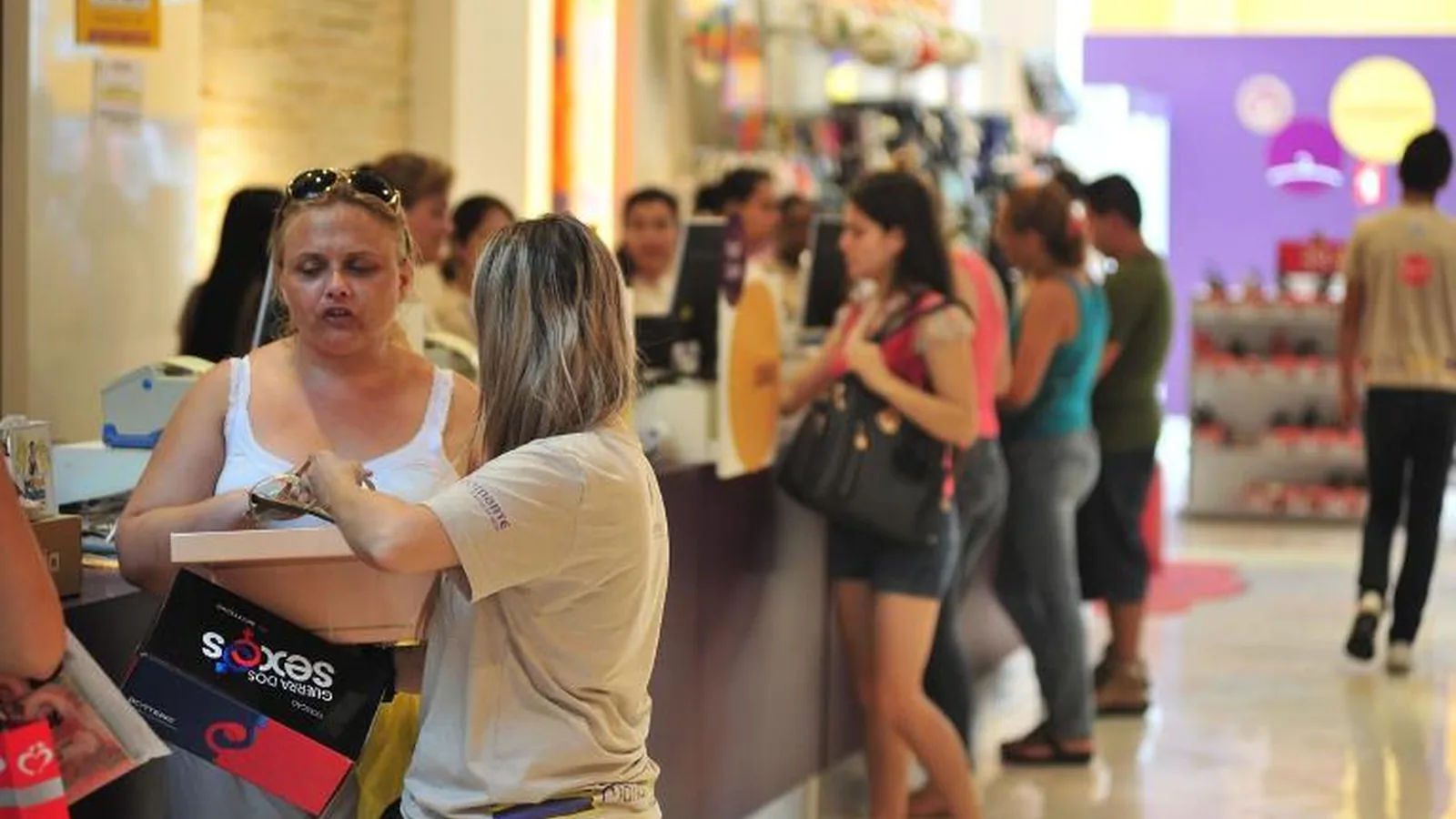 Dificuldade para obter crédito derruba intenção de consumo das famílias em Cuiabá