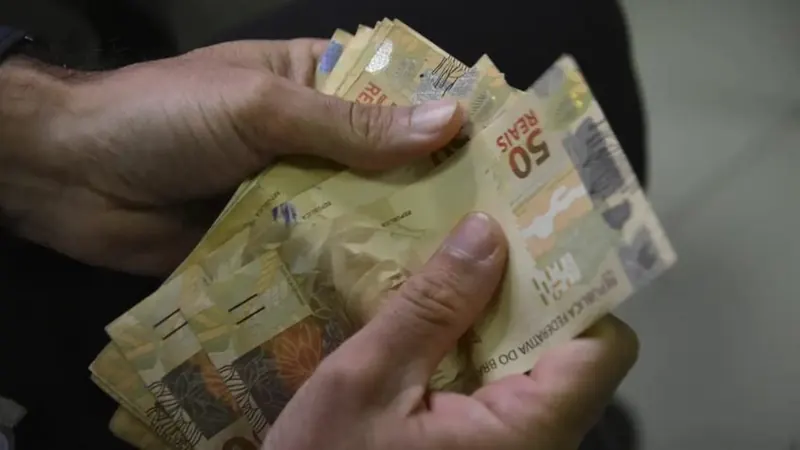 Endividamento das famílias contribuiu para queda nos serviços, diz CNC