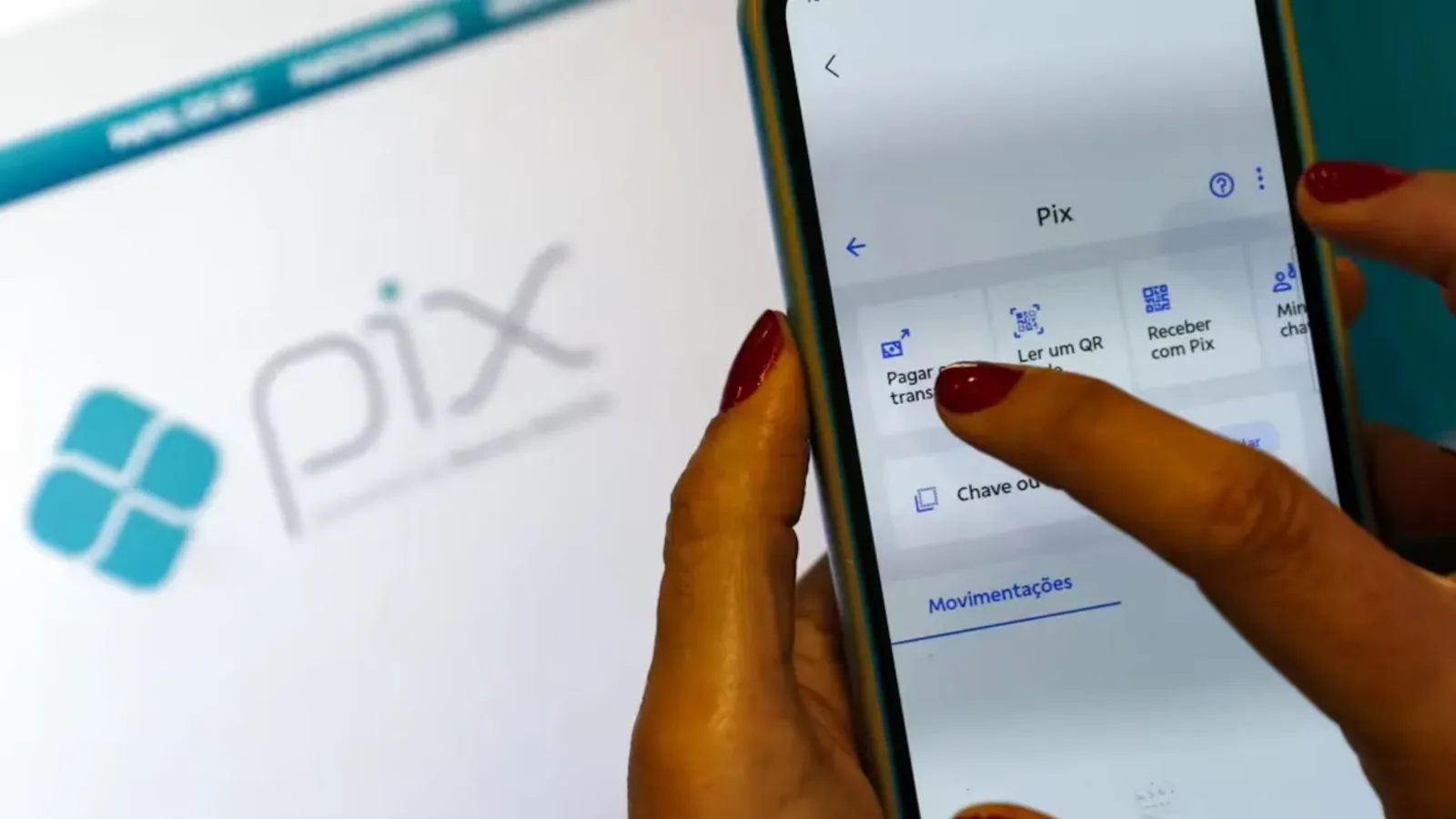 Banco Central muda o Pix a partir de 1º de março de 2027 e proíbe bancos de colocar propagandas, ofertas e links nos comprovantes, enquanto aplicativos terão de facilitar denúncias de golpes e alertar usuários quando dados de uma chave salva como fav