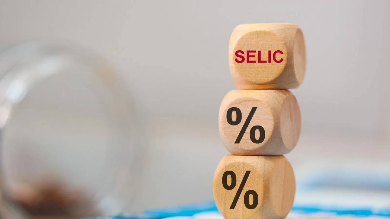 Redução da taxa Selic para 13,75% impacta crédito e mercado imobiliário