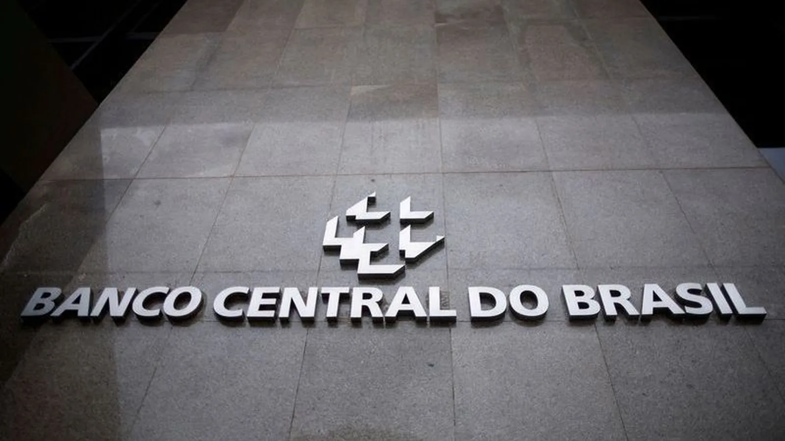 BC reduz juros a 13,75% e deixa "porta aberta" para novos cortes