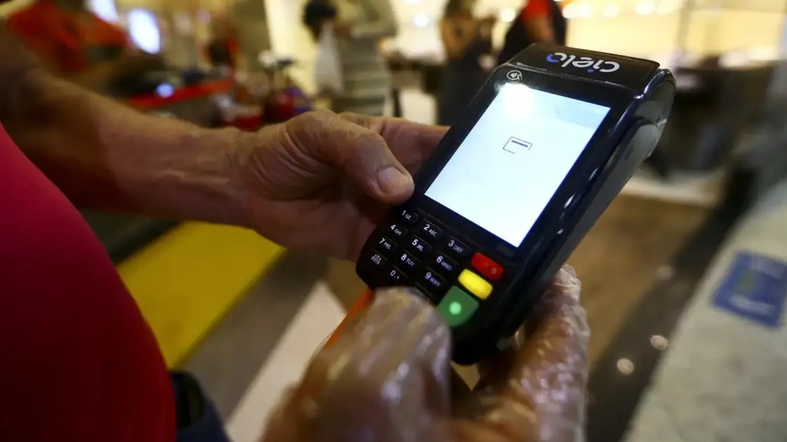 Número de inadimplentes cai no Paraná em agosto, mas alta anual chega a 4,84%, aponta SPC