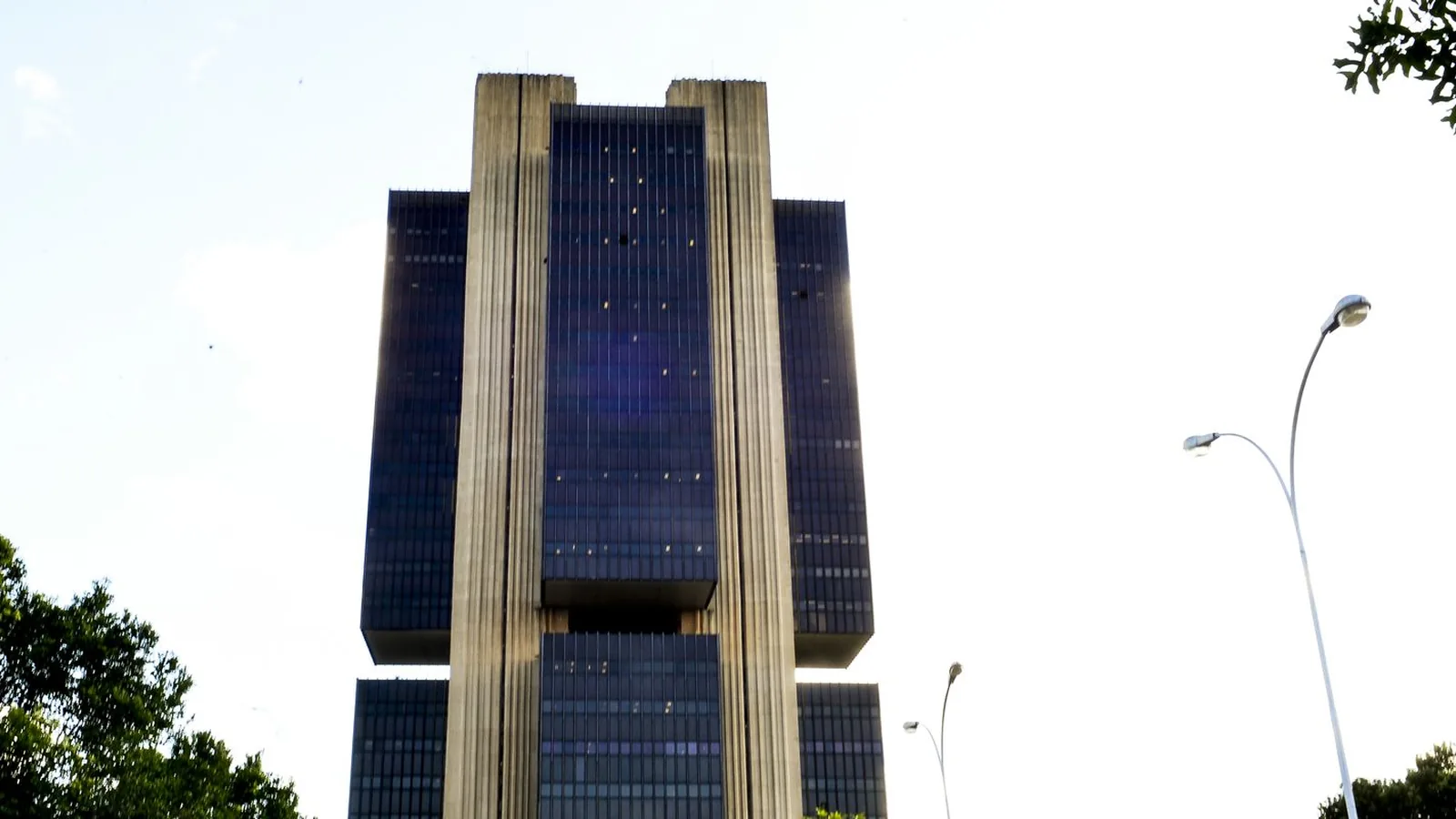 Banco Central reduz taxa Selic para 13,75% e setor industrial cobra cortes mais intensos