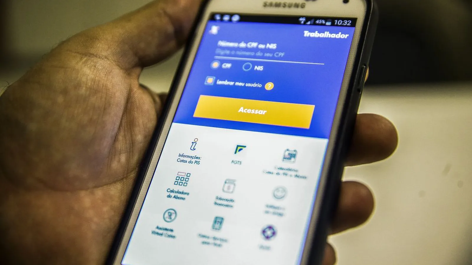 Governo estuda liberar saque extraordinário do FGTS para quem ganha até R$ 8.105