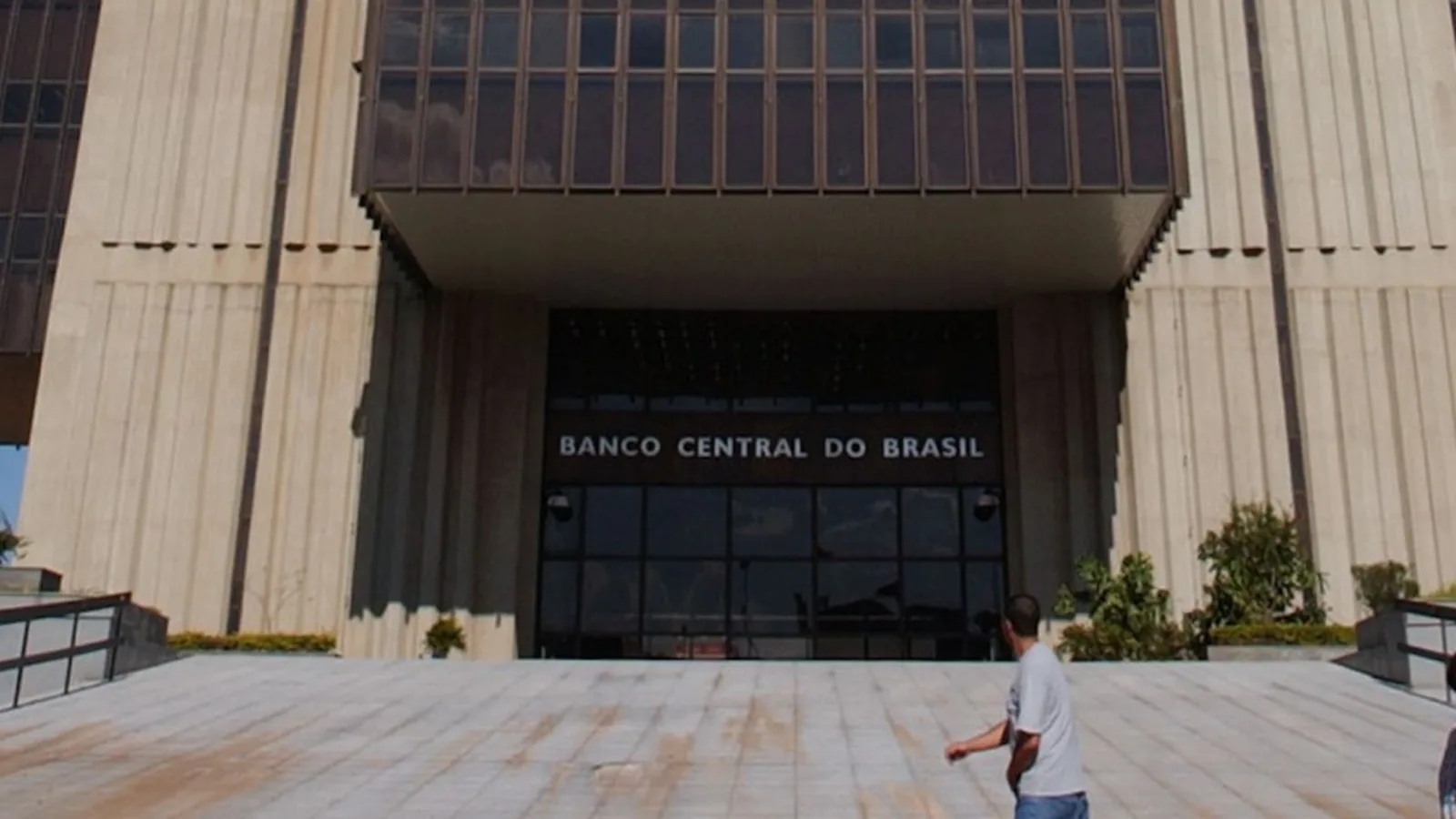 Mercado financeiro reduz projeção da Selic para 13,50%