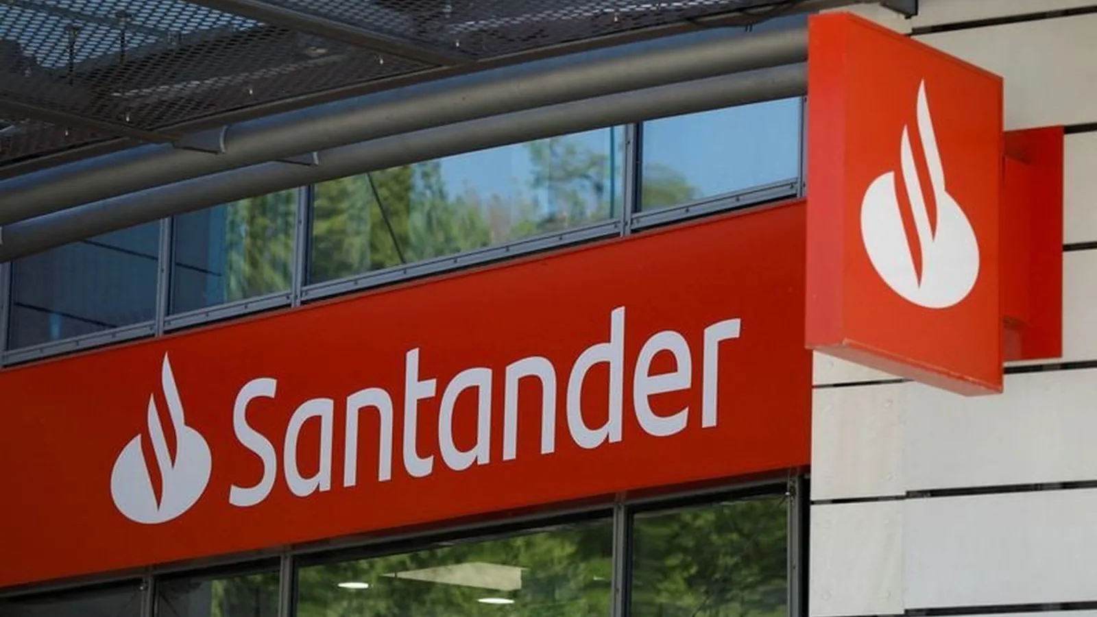 Santander tem queda de 1,9% no lucro e alta da inadimplência no 1º trimestre de 2026